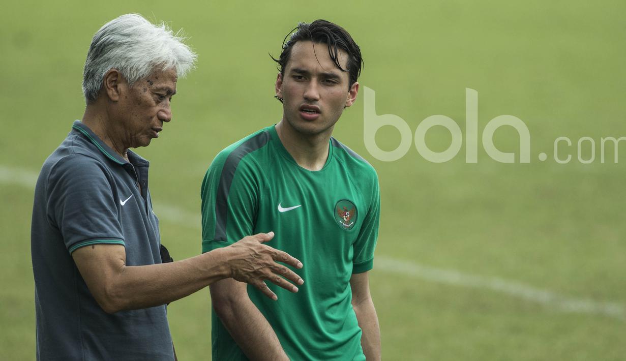 Direktur Teknik PSSI, Danurwindo, memberikan masukan kepada striker Timnas Indonesia U-22, Ezra Walian. Pemain keturunan Belanda itu merupakan satu-satunya pemain naturalisasi di Timnas Indonesia U-22. (Bola.com/Vitalis Yogi Trisna)