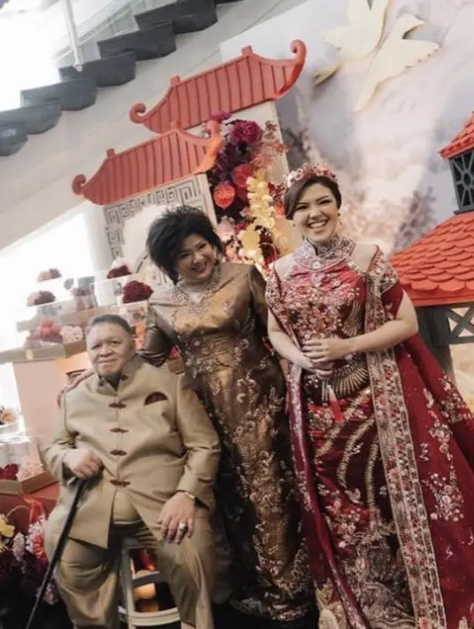 Di acara lamaran atau sangjit, sang mamah tampil dengan cheongsam warna keemasan yang membuatnya tampil elegan. @tinatoon101