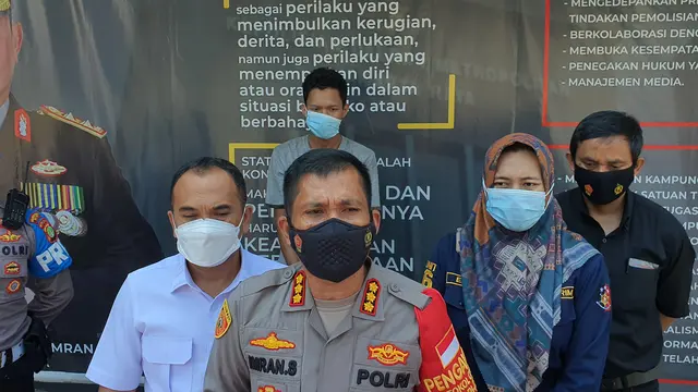Tersangka EP berhasil ditangkap usai melakukan penganiayaan pada anaknya, bayi berusia 7 bulan di kontrakannya di Kelurahan Sukamaju Baru, Kecamatan Tapos, Kota Depok, Jawa Barat.