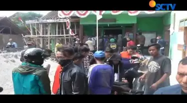 Demo menuntut mundur kepala Desa Karyajaya, Garut, Jawa Barat,  berlangsung ricuh.