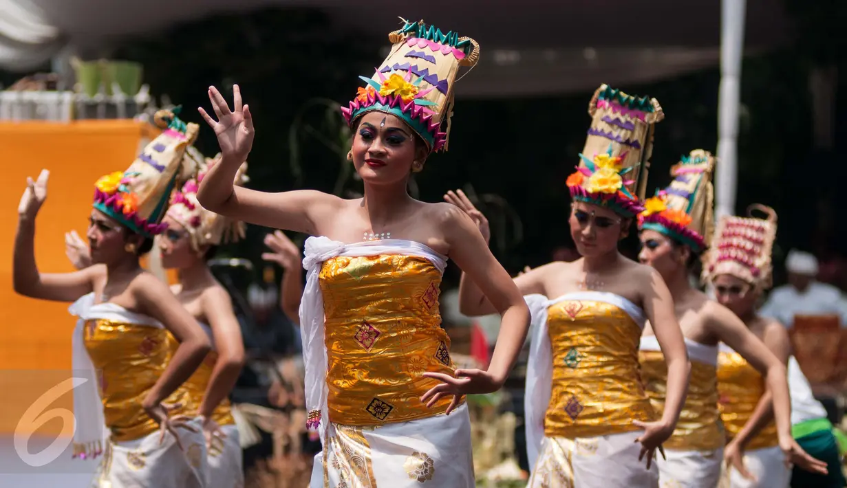 Penari mementaskan tarian dalam prosesi Tawur Agung Kesanga sehari menjelang Hari Raya Nyepi di Pura Aditya Jaya, Jakarta, Senin (27/3). Kegiatan Tawur Agung Kesanga merupakan salah satu dari empat ritual utama perayaan Nyepi (Liputan6.com/Gempur M Surya)