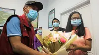 Wali Kota Palu saat memberikan karangan bunga kepada seorang pasien Covid-19 yang sembuh setelah dirawat di RS Madani Palu, Jumat (29/5/2020). (Foto: Liputan6.com/ Heri Susanto).