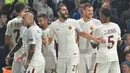 Para pemain AS Roma merayakan gol yang dicetak oleh Edin Dzeko ke gawang Chelsea pada laga Liga Champions di Stadion Stamford Bridge, Kamis (19/10/2017). Chelsea bermain imbang 3-3 dengan AS Roma. (AP/Glyn Kirk)