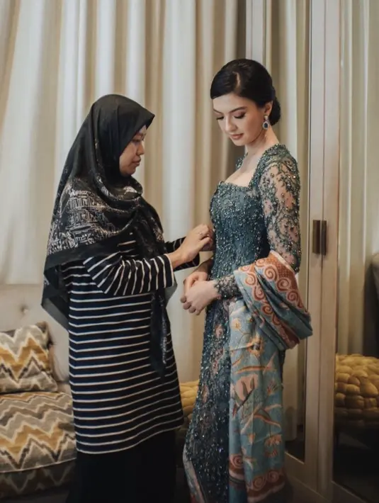 Saat kondangan, Raline memilih mengenakan kebaya hijau berpayet. Dipadukan dengan kain batik sebagai selendang.  (@ralineshah)