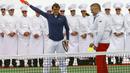 Petenis Swiss, Roger Federer (kiri) memberikan kartu merah buat jurnalis swiss, Rainer Maria Salzgeber, saat berlaga di sesi promosi gletser Aletsch, Jungfraujoch, (17/7/2014). (REUTERS/Denis Balibouse)