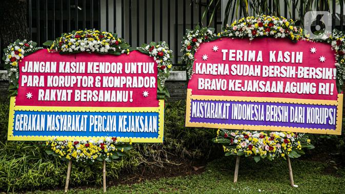 Karangan bunga berjejer di depan Gedung Kejaksaan Agung RI, Jakarta, Selasa (27/10/2020). Karangan bunga berasal dari korban terdampak kasus asuransi Jiwasraya yang mengharapkan kasus mega skandal itu bisa segera tuntas dan memberikan keadilan bagi mereka. (Liputan6.com/Faizal Fanani)