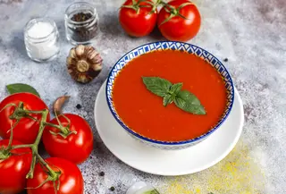 Sup tomat panggang dengan basil segar kaya akan vitamin E dan C, magnesium, dan antioksidan sehingga dapat meningkatkan kesehatan jantung, pencegahan kanker, dan kadar gula darah yang lebih sehat. (Foto/dok: Freepik/azerbaijan_stockers)