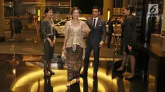 Aktris Dian Sastrowarodoyo bersama suaminya, Indraguna Sutowo menghadiri resepsi pernikahan Raisa dan Hamish Daud di Ayana Midplaza, Jakarta Pusat, Minggu (3/9). Dian tampil anggun dengan tunik yang dipadankan kain tenun (Liputan6.com/Herman Zakharia)