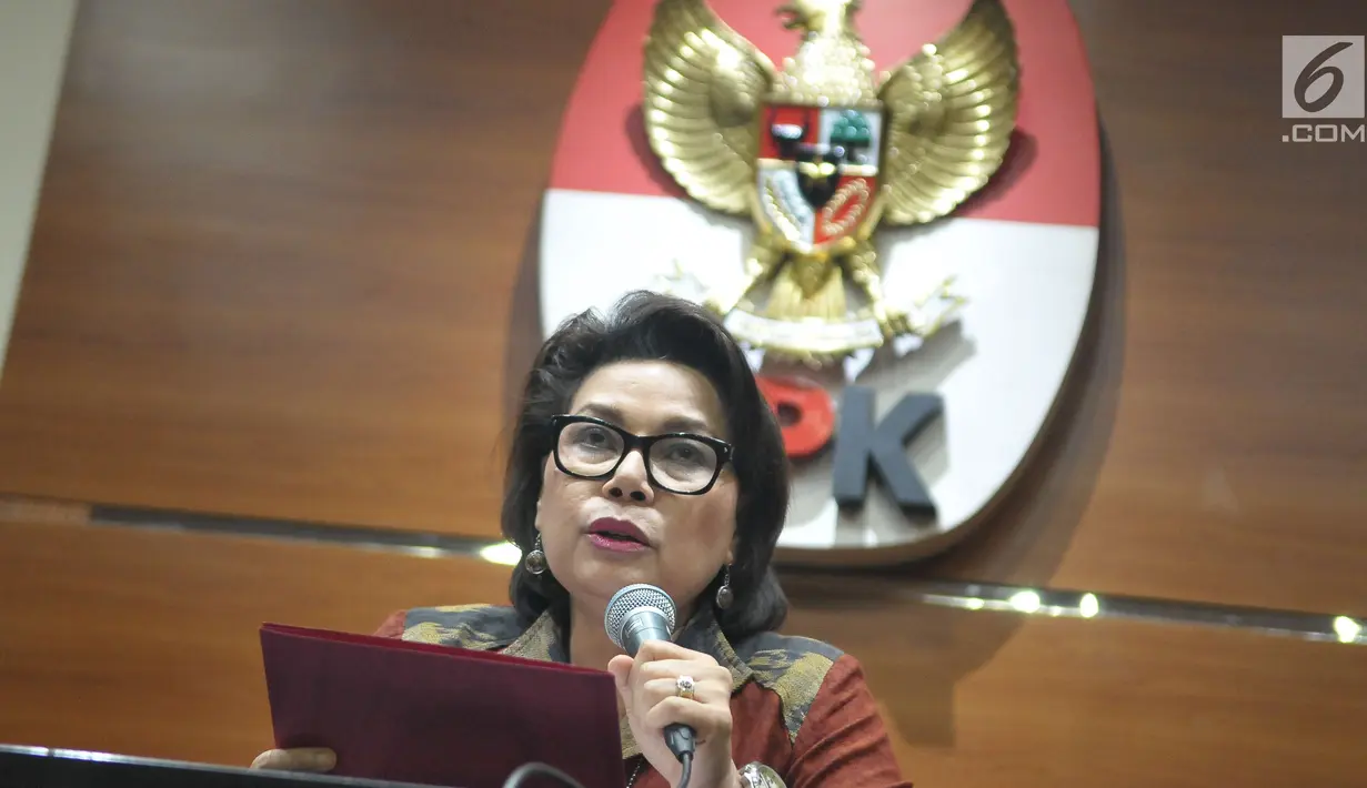Wakil ketua KPK, Basaria Panjaitan memberikan keterangan kepada awak media di gedung KPK, Jakarta, Selasa (6/6). Dalam OTT tersebut KPK mengamankan enam orang, diantaranya Ketua Komisi B DPRD Jatim Mochamad Basuki. (Liputan6.com/Helmi Afandi)