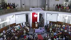 Ratusan umat Kristiani mengikuti Misa Natal di Gereja Protestan Indonesia Barat (GPIB) Immanuel, Gambir, Jakarta, Minggu (24/12). Misa Natal 2017 mengusung tema Damai Sejahtera. (Liputan6.com/Herman Zakharia)