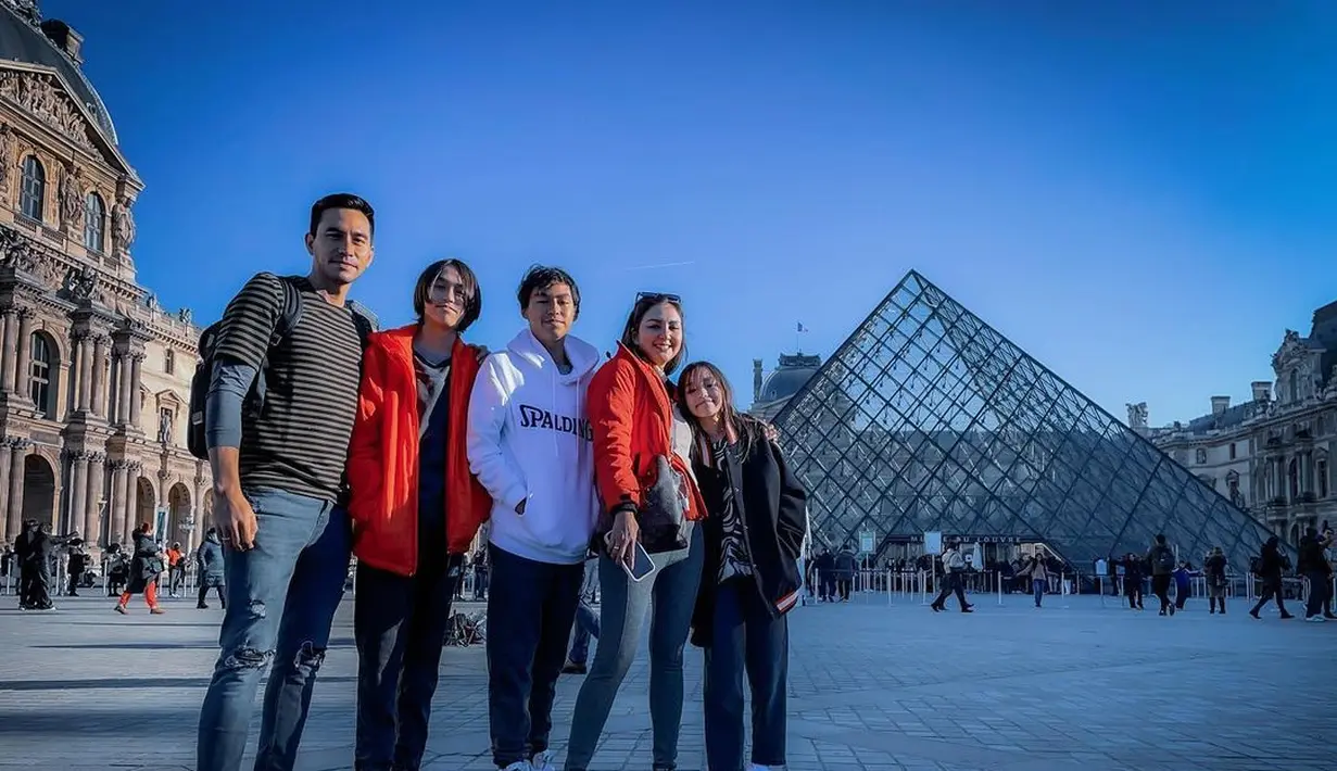 Donna Agnesia dan Darius Sinathrya beserta anak-anak (Instagram/dagnesia)