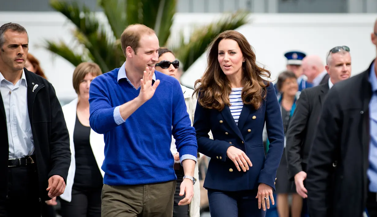 Salah satu gaya andalan Kate Middleton yang semua orang bisa menirunya dalam ansambel nautical. Yaitu memakai kaus bergaris putih dan biru yang menjadi favoritnya sampai sekarang untuk menghadiri acara semi formal. (Foto: Shutterstock)