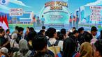 Para pencari kerja memadati Bursa Kerja yang dihadiri oleh lebih dari seratus perusahaan dan ribuan pencari kerja di Jakarta pada Kamis 22 Mei 2025. (BAY ISMOYO/AFP)