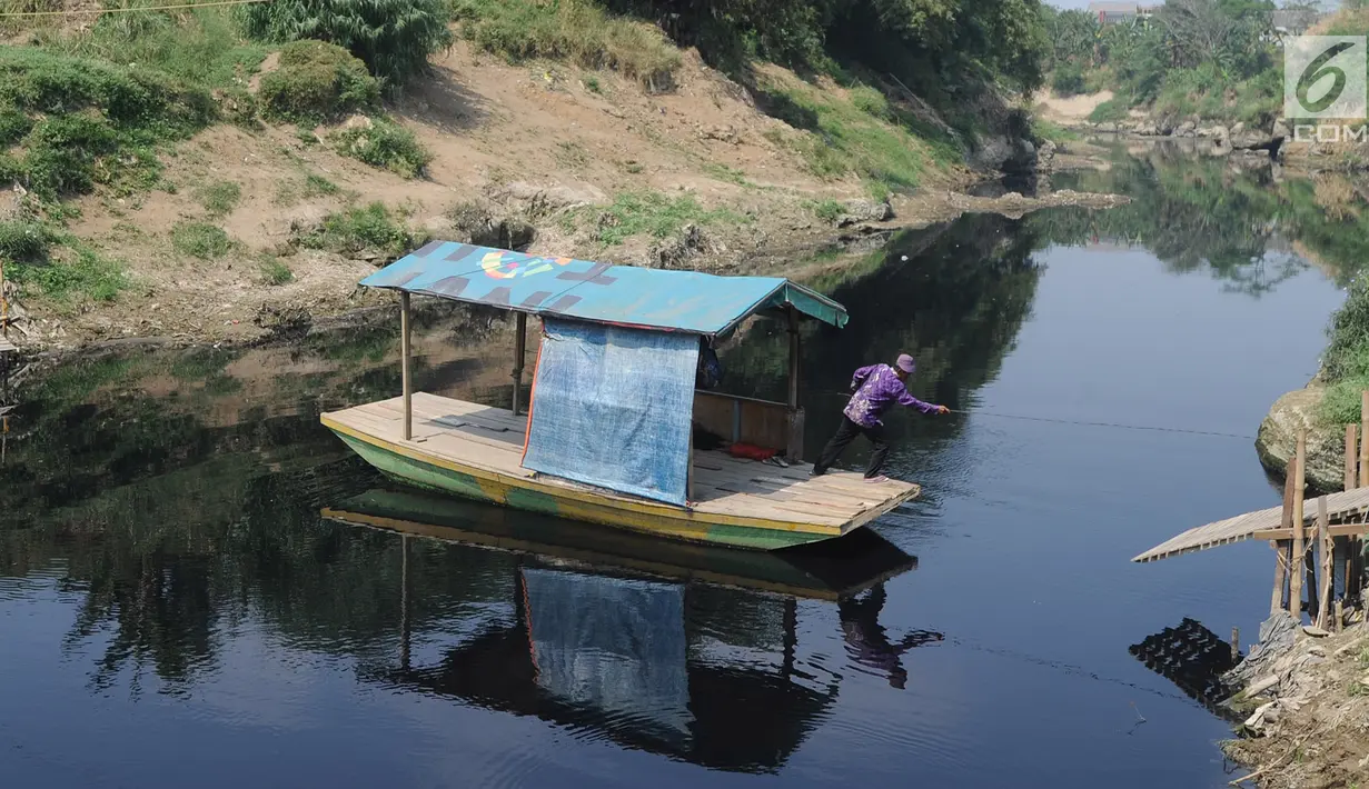 Nahkoda menarik perahu eretan di Sungai Cileungsi pebatasan Kabupaten Bogor-Kabupaten Bekasi, Bojong Kulur, Kabupaten Bogor, Jawa Barat, Selasa (23/7/2019).  Perahu eretan digunakan warga sebagai jalan alternatif dengan membayar Rp2.000 perorang untuk sekali menyeberang. (merdeka.com/Arie Basuki)