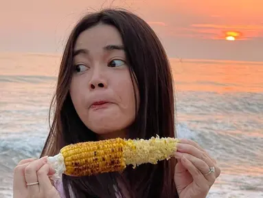 Olivia Sumargo, perempuan yang dinikahi Denny Sumargo pada 21 November 2020. Olivia terkenal dengan sikap kocaknya saat tampil di konten Denny Sumargo. Kini ia semakin tenar dan aktivitas menarik untuk diikuti seperti saat ia dengan santainya makan jagung bakar di pantai. (Liputan6.com/IG/@oliviasumargo)