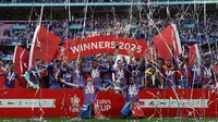 Para pemain Crystal Palace merayakan gelar juara Piala FA 2024/2025 setelah mengalahkan Manchester City dalam laga final yang berlangsung di Stadion Wembley, London, Inggris, Sabtu (17/05/2025). (AFP/Adrian Dennis)