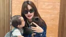 Gaya rambut dapat memancarkan pesona seseorang, begitu juga dengan Sabrina. Dalam foto yang diunggahnya ini, Sabrina terlihat membiarkan rambutnya tergerai. Tampilan ini semakin membuatnya seperti anak ABG yang baru pulang dari kampus. Kacamata hitam yang dikenakannya mendukung penampilannya jadi makin menarik. Kebersamaannya dengan Baby Launa ini pun bak kakak adik. (Liputan6.com/IG/@sabrinaanggraini)