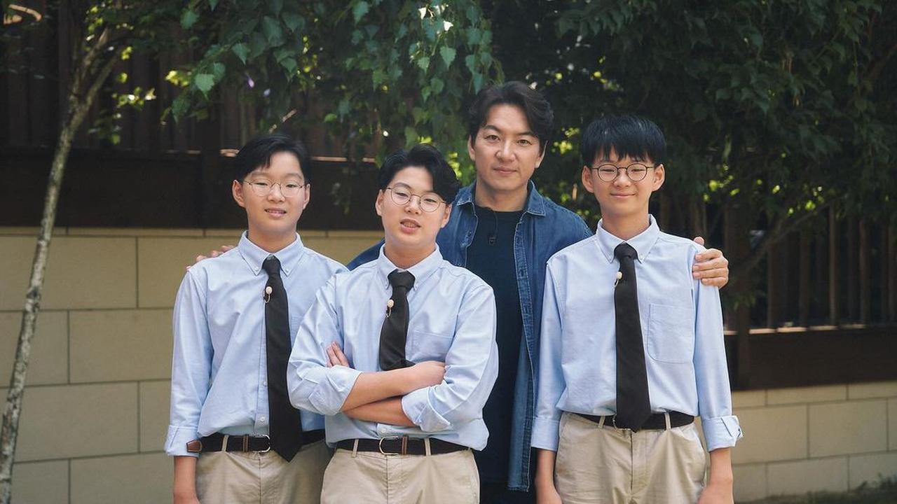 Song Il Kook dan tiga anak kembarnya. (tvN via Instagram/ youquizontheblock)