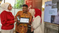 Co-Founder dan Chief of Marketing Officer DOKU, Himelda Renuat bersama dengan Chief of Product Experience DOKU, Rama Prahara dan Vice President of Biller as a Service DOKU, Rachma Kandini sedang berbincang di acara peluncuran DOKU PayChat. Credit: Doku