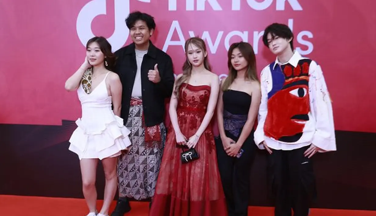 <p>Livy Renata tampak memeriahkan acara TikTok Awards Indonesia 2023. Ia tampil cantik dengan mengenakan gaun warna putih. [Foto: KapanLagi.com/Bayu Herdianto]</p>