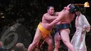 Pesumo menggunakan teknik dorongan pada bagian leher untuk melumpuhkan lawan (Liputan6.com/ Helmi Fithriansyah)