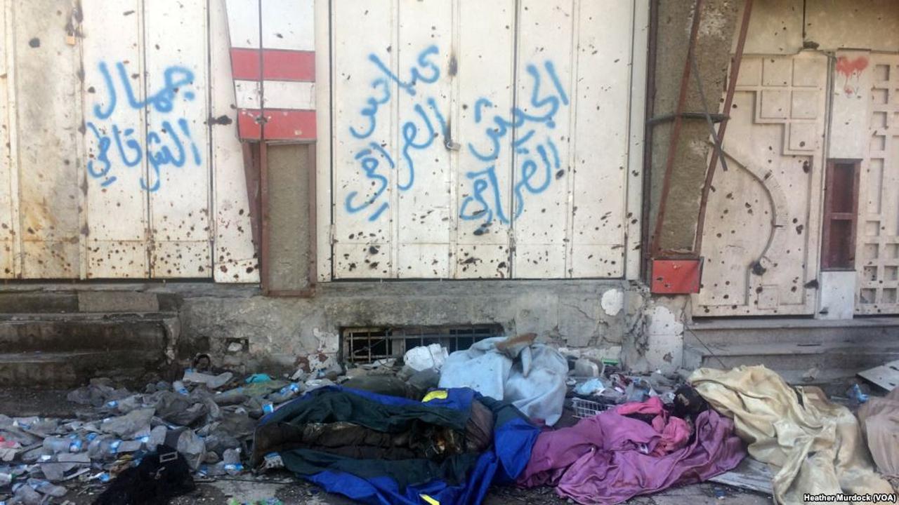 Mayat-mayat kombatan ISIS yang masih terlantar di jalan-jalan Kota Mosul, Irak (Heather Murdock/VOA)