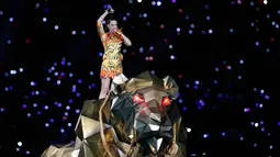 Katy Perry masuk ke lapangan dengan menaiki robot singa besar berwarna emas sambil membawakan lagu "Roar" di ajang Super Bowl XLIX Halftime Show di University of Phoenix Stadium, Arizona, AS, Minggu (1/2/2015). (Matthew Emmons-USA TODAY Sports)