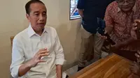 Jokowi menceritakan soal sosok Kasmudjo, dosen pembimbing akademik ketika kuliah di Fakultas Kehutanan UGM, Yoguakarta.(Liputan6.com/Fajar Abrori)