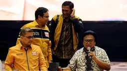Ketua Umum Partai Hanura Oesman Sapta Odang (kanan) saat memimpin rapat koordinasi bersama Ketua DPD Partai Hanura se-Indonesia di Jakarta, Rabu (6/6). Rapat membahas komunikasi dan koordinasi DPD Partai Hanura se-Indonesia. (Liputan6.com/JohanTallo)