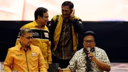 Ketua Umum Partai Hanura Oesman Sapta Odang (kanan) saat memimpin rapat koordinasi bersama Ketua DPD Partai Hanura se-Indonesia di Jakarta, Rabu (6/6). Rapat membahas komunikasi dan koordinasi DPD Partai Hanura se-Indonesia. (Liputan6.com/JohanTallo)