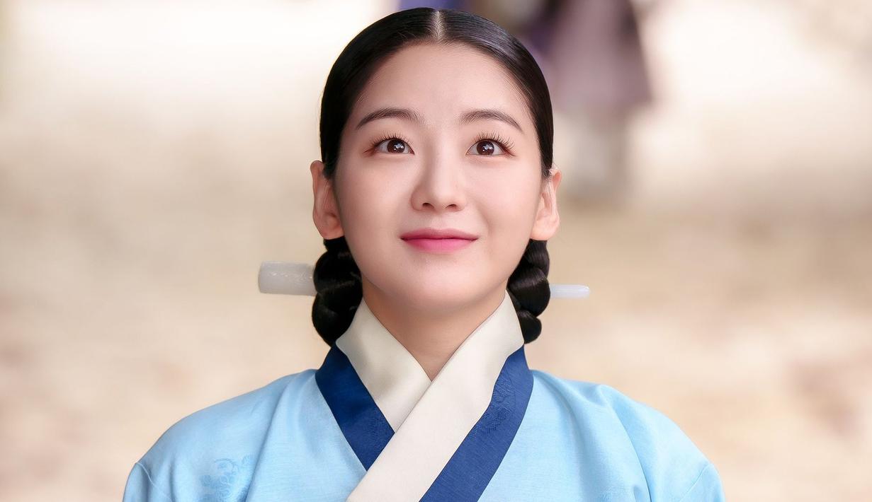 <p>Awalnya, dia mereasa terbebani untuk memerankan tokoh Jung Soon Deok. "Namun, setelah membaca naskahnya, peran Jung Soon Deok terasa sangat karismatik, dan saya merasa sangat terpesona karena semua karakternya menggemaskan dan jalan ceritanya solid." (Foto: Instagram/ KBS2)</p>