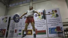 Lifter Indonesia, Eko Yuli, melakukan angkatan saat latihan di Gymnasium Sabilulungan, Jumat (21/7/2017). Tim angkat besi Indonesia melakukan persiapan jelang SEA Games 2017 Malaysia. (Bola.com/Vitalis Yogi Trisna)