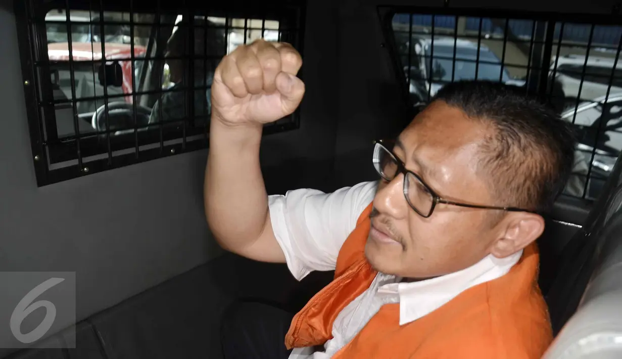 Terpidana kasus korupsi hambalang Anas Urbaningrum di dalam mobil tahanan saat akan meninggalkan rutan KPK di Jakarta, Rabu (17/6/2015). Anas resmi dipindahkan penahanannya ke Lapas Sukamiskin, Bandung, Jawa Barat. (Liputan6.com/Helmi Afandi)