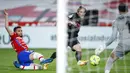 Pemain Real Madrid Luka Modric (tengah) mencetak gol ke gawang Granada pada pertandingan La Liga di Stadion Los Carmenes, Granada, Spanyol, Kamis (13/5/2021). Real Madrid menang telak 4-1 atas Granada. (AP Photo/Fermin Rodriguez)