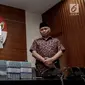 Petugas bersama Ketua KPK Agus Rahardjo (kanan) menunjukkan barang bukti hasil operasi tangkap tangan (OTT) di gedung KPK, Jakarta, Jumat (5/1). (Liputan6.com/Faizal Fanani)