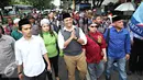 Pengusaha Muhamad Idrus berjalan menuju Kantor DPD Partai Demokrat DKI Jakarta untuk mendaftarkan diri sebagai bakal calon Gubernur DKI Jakara, Rabu (13/4). Muhamad Idrus mengusung tagline 'Jakarta Keren'. (Liputan6.com/Immanuel Antonius)