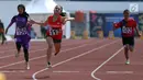 Pelari difable Indonesia, Nurhaida Insan (tengah) saat berlaga di kelas Womens 100m T36/37/38 Indonesia Para Games Invitational Tournament 2018 di Stadion Madya Senayan, Jakarta, Minggu (1/7). (Liputan6.com/Helmi Fithriansyah)