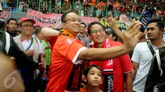 Calon Gubernur dan Wakil Gubernur DKI Jakarta Anies Baswedan bersama Sandiaga Uno berfoto usai menonton pertandingan Persija VS Barito Putra di Stadion Patriot Bekasi, Sabtu (22/4). (Liputan6.com/Gempur M. Surya)