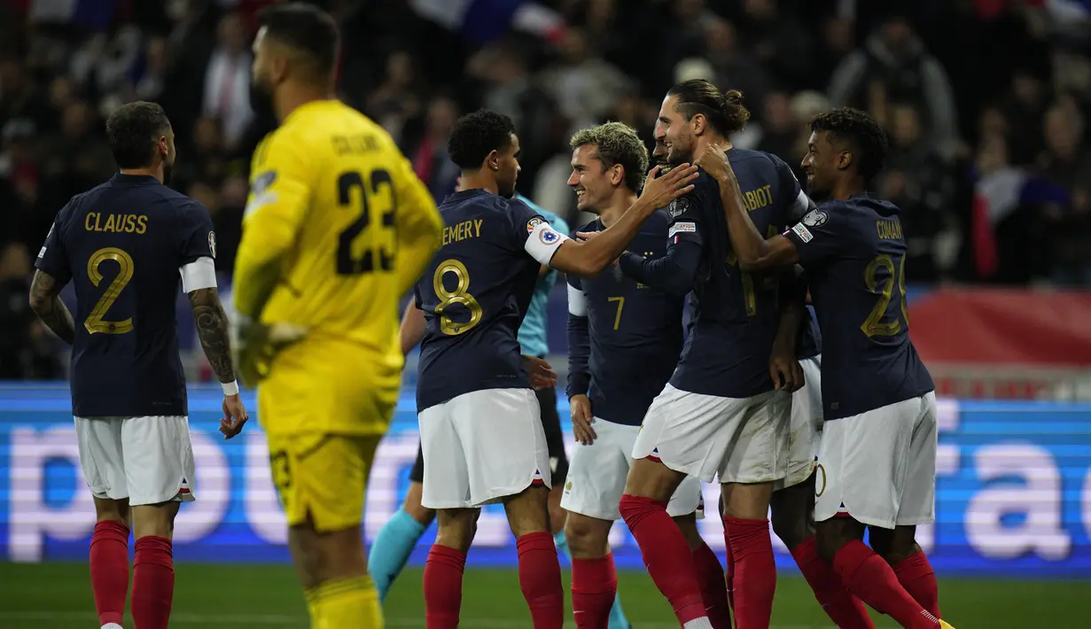 Para pemain Prancis berselebrasi setelah Marcus Thuram mencetak gol kedua timnya ke gawang Gibraltar pada matchday ke-9 Grup B babak Kualifikasi Euro 2024 di Stadion Allianz Riviera, Minggu (19/11/2023) dini hari WIB. (AP Photo/Daniel Cole)