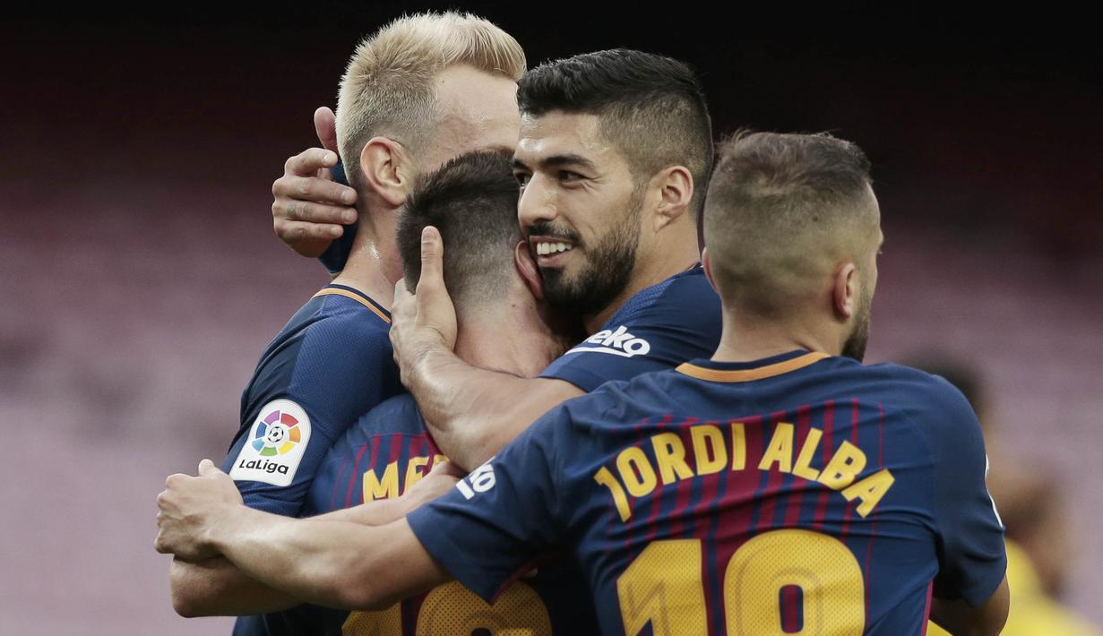 Pemain Barcelona, merayakan gol yang dicetak Lionel Messi, ke gawang Las Palmas pada laga La Liga Spanyol, Minggu (1/10/2017). Barcelona menang 3-0 atas Las Palmas. (AP/Manu Fernandez)