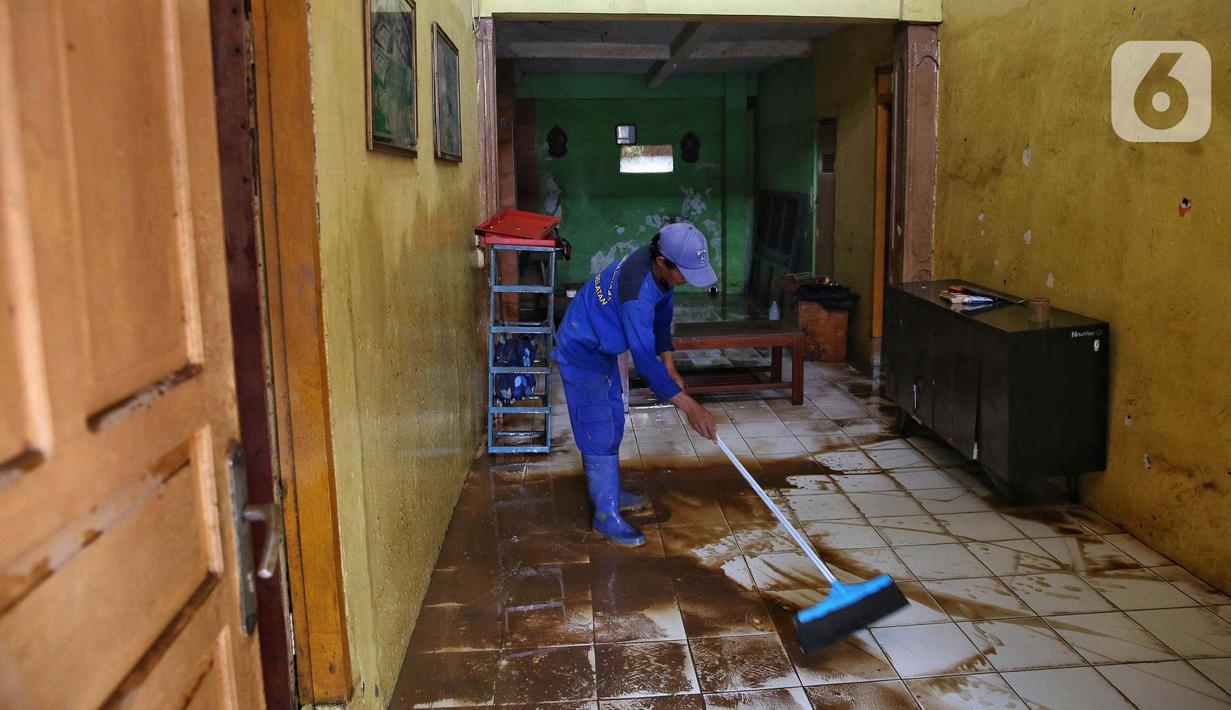 Pembersihan yang dimulai sejak Rabu (5/3/2025) pagi tersebut menggunakan satu ekskavator kecil dan pompa penyemprot air untuk membersihkan sedimen lumpur dan tanah. (Liputan6.com/Angga Yuniar)