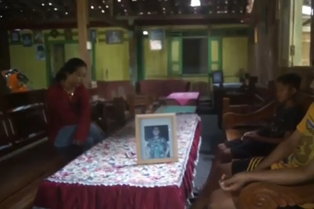 Kondisi rumah ibu Kopda Maryono masih sepi paska keluarga ke Surabaya menunggu info pencarian KRI Nanggala 402. (Foto: Liputan6.com/Felek Wahyu)