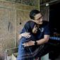 Menparekraf Sandiaga Uno saat memeluk nenek Painah (78) yang mengidap penyakit asma selama 32 tahun di Trenggalek. (Dian Kurniawan/Liputan6.com).