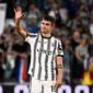 Striker Juventus, Paulo Dybala, melambaikan tangan kepada fans setelah melakoni laga terakhirnya bersama Bianconeri pada bentrok kontra Lazio, di Allianz Stadium, Senin (17/5/2022) dini hari WIB. (AFO/Marco Bertorello)