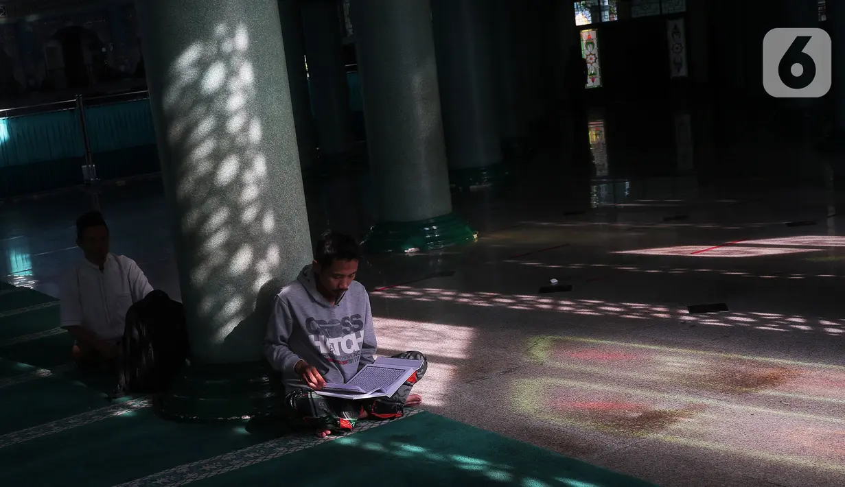 Umat Islam bertadarus Al-Quran di Masjid Raya Al-Azhom, Kota Tangerang, Senin (18/42022). Umat Islam memanfaatkan waktu untuk memperbanyak ibadah dengan membaca dan mengkhatamkan Al-Quran untuk meningkatkan amal ibadah pada bulan Ramadhan. (Liputan6.com/Angga Yuniar)