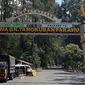 Petugas kepolisian dan  BPBD tetap bersiaga di pintu masuk Taman Wisata Alam Gunung Tangkuban Parahu, Minggu (28/7/2019). (Liputan6.com/Huyogo Simbolon)