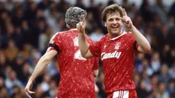 Jan Molby. Gelandang Denmark yang kini berusia 59 tahun dan telah pensiun pada Oktober 1997 bersama Swansea ini tercatat pernah menjadi bagian dari Ajax Amsterdam dan Liverpool. Ia terlebih dahulu membela Ajax selama dua musim pada 1982/1983 dan 1983/1984 usai didatangkan dari klub Denmark, Kolding. Usai meninggalkan Ajax, ia langsung bergabung dengan Liverpool pada awal musim 1984/1985. Bersama Liverpool ia bertahan selama 11 musim hingga 1994/1995. (liverpoolfc.com)