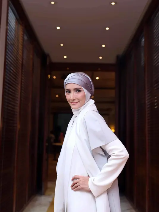 Untuk mengisi kesepian dan kesedihannya, Inneke lebih banyak menghabiskan waktu bersama anak-anaknya dan ibundanya. Seperti diketahui, Inneke memiliki dua orang anak, Siti Rahlia Ibrahim dan Muhammad Rahlil Ibrahi. (Nurwahyunan/Bintang.com)