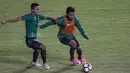 Pemain Timnas Indonesia, Saddil Ramdani, berusaha melewati Ricky Fajrin saat latihan di Stadion Maguwoharjo, Sleman, Selasa (11/6/2017). Latihan ini persiapan jelang ujicoba melawan Puerto Rico. (Bola.com/Vitalis Yogi Trisna)