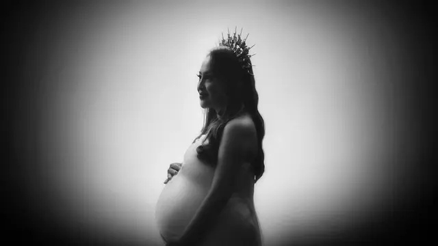 6 Gaya Maternity Shoot Mpok Alpa yang Hamil Anak Kembar, Penampilan Bikin Pangling
